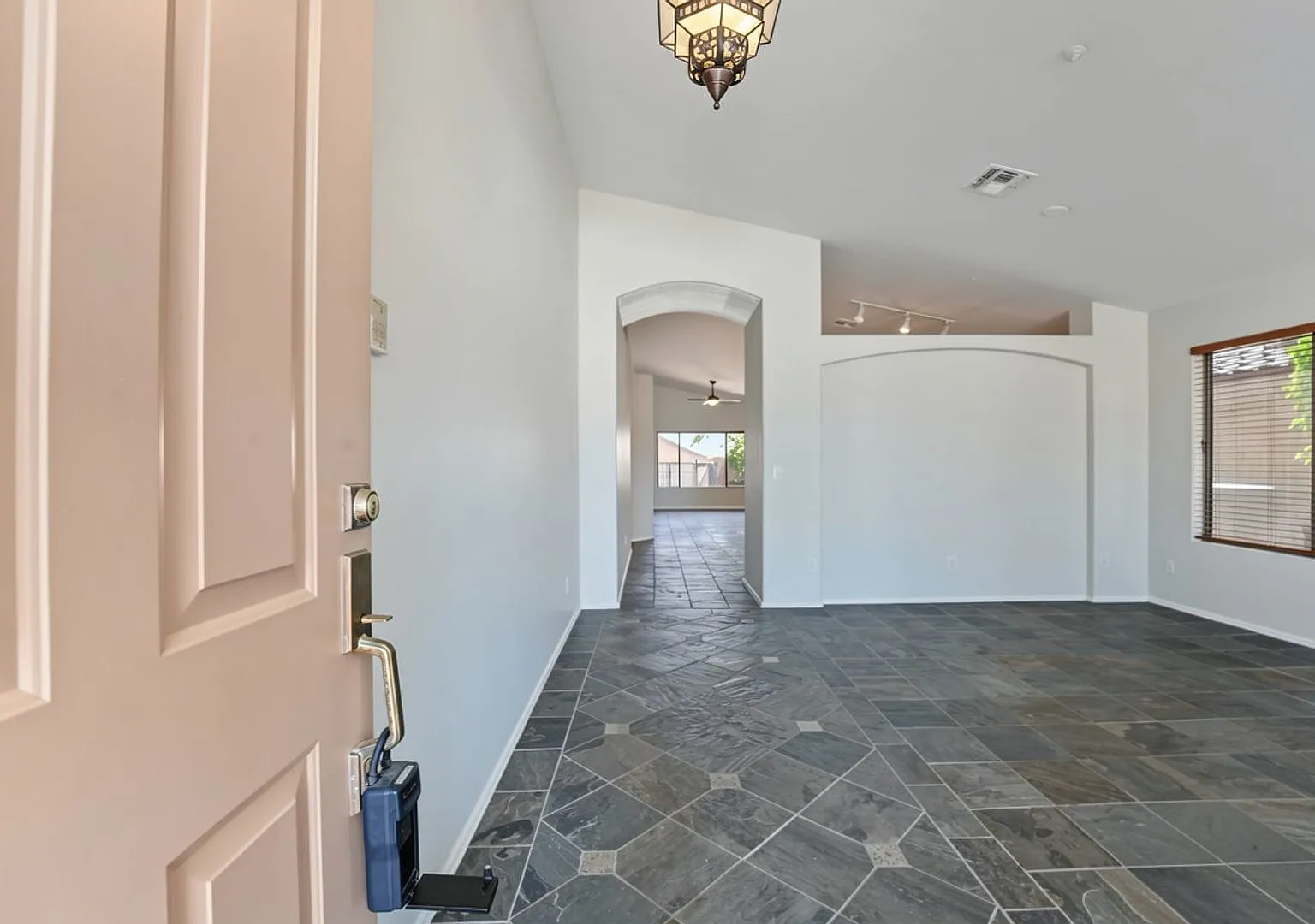 Beautifully maintained home in a desirable Scottsdale location! — Photo 4