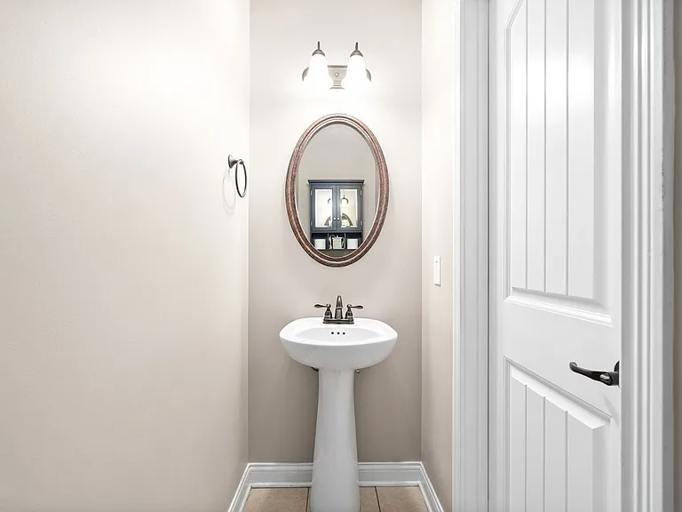 2226 Fairfax Dr — Photo 1
