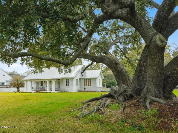 639 E 2nd St, Pass Christian, MS 39571