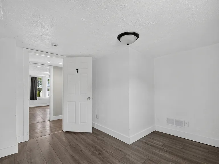 918 Elm St — Photo 7