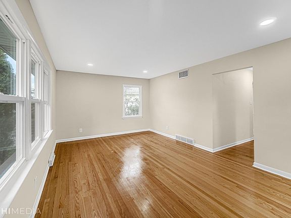 5th image of 7637 Montana Ave