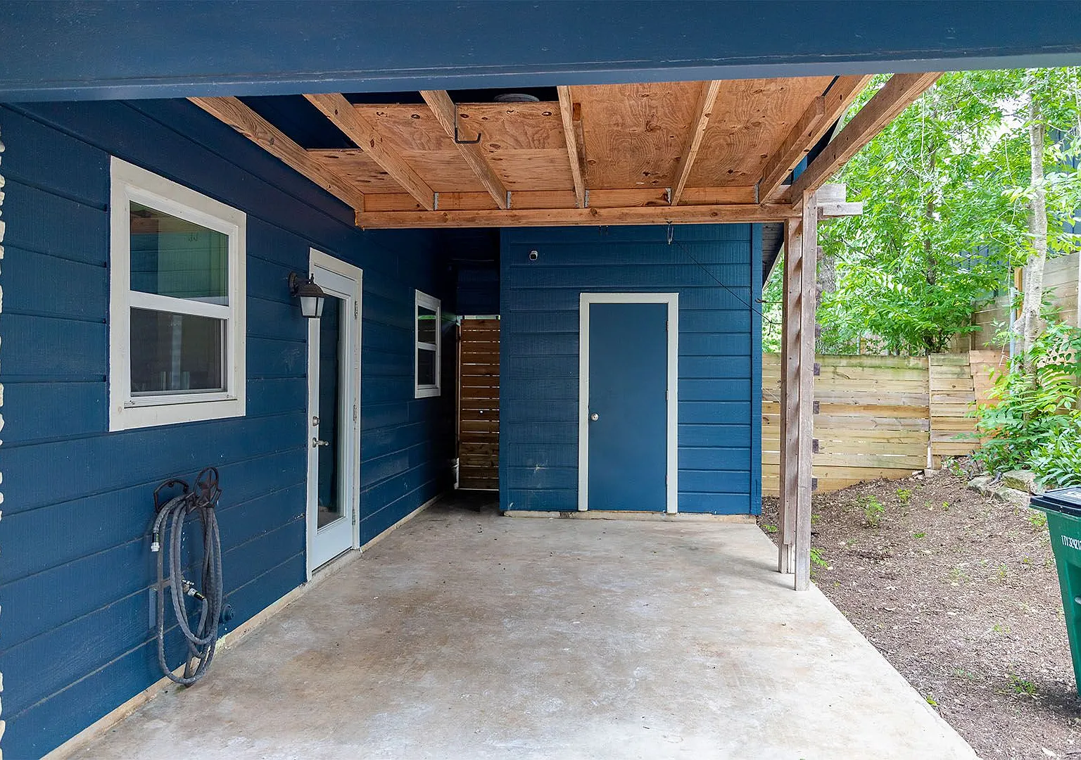 Charming 2BR/2BA with Large Private Backyard Austin — Photo 4