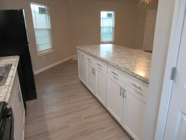 1304B Grace Ave — Photo 6