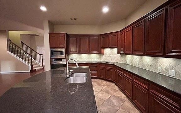 2nd image of 1002 Yaupon Square Ln