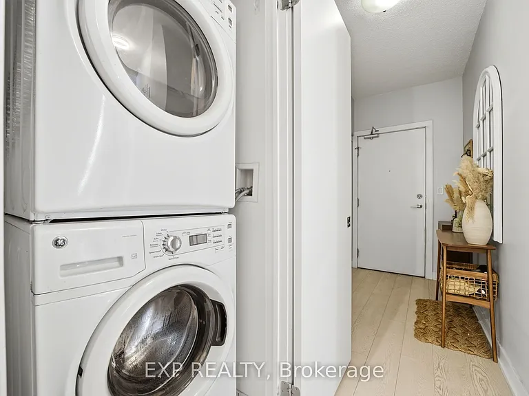 20 Bruyeres Mews #LPH07 — Photo 35