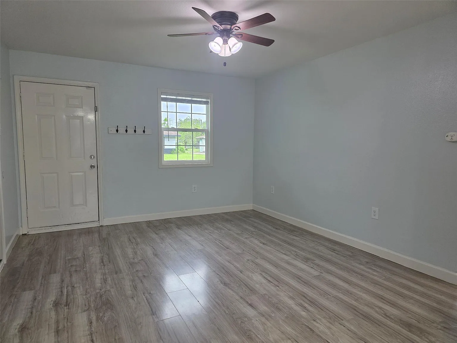 3 bed, 1.5 bath, 1105 sqft, $1,500 — Photo 3