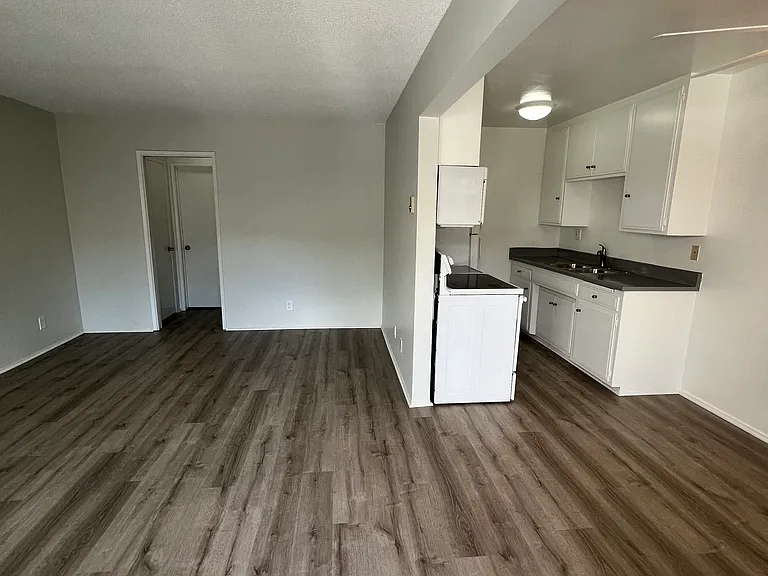 2611 E. Broadway — Photo 36