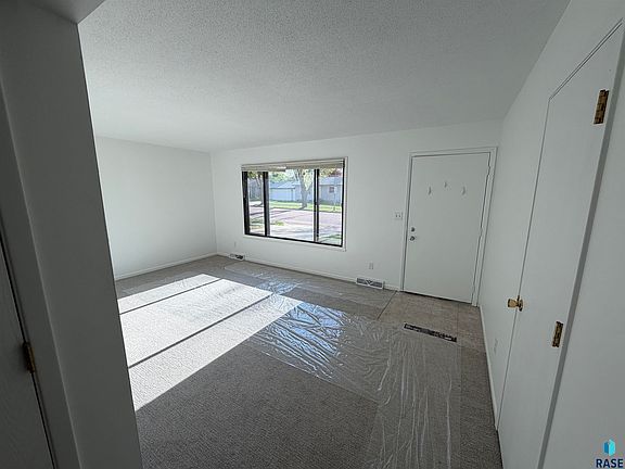 4th image of 913 S Gordon Dr