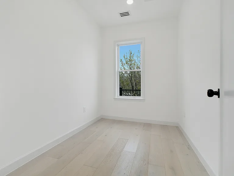 913 L St NE — Photo 32
