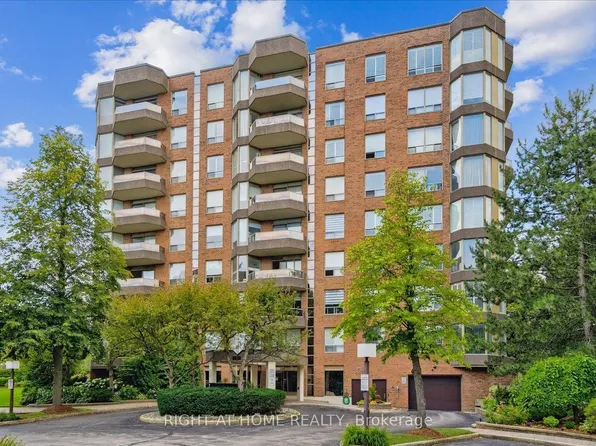 1901 Pilgrims Way #702, Oakville, ON L6M 2W9