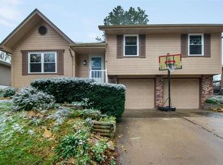 606 SE Fox Run Ct, Blue Springs, MO 64014