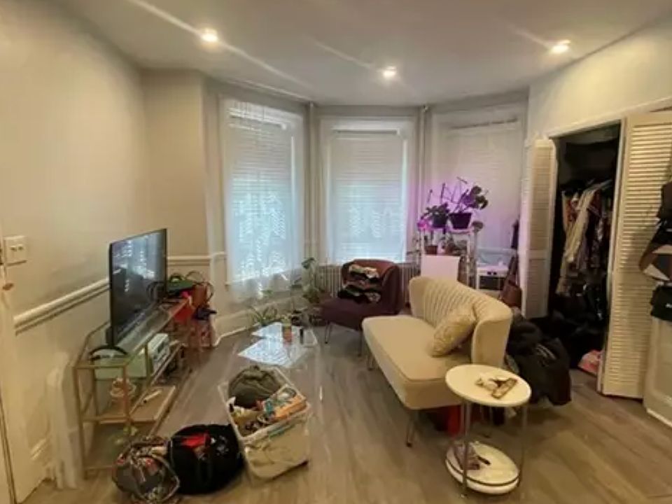 2nd image of 465 Beacon St APT 1