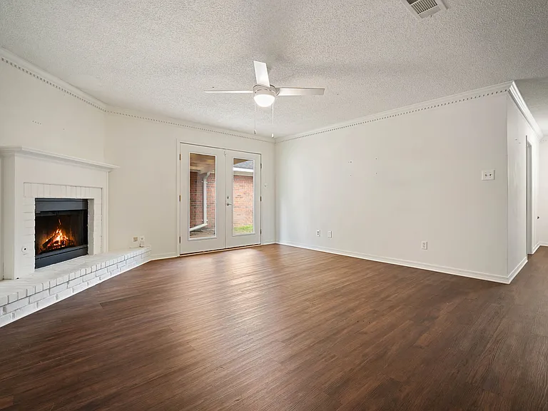5609 Bentley Ct — Photo 3