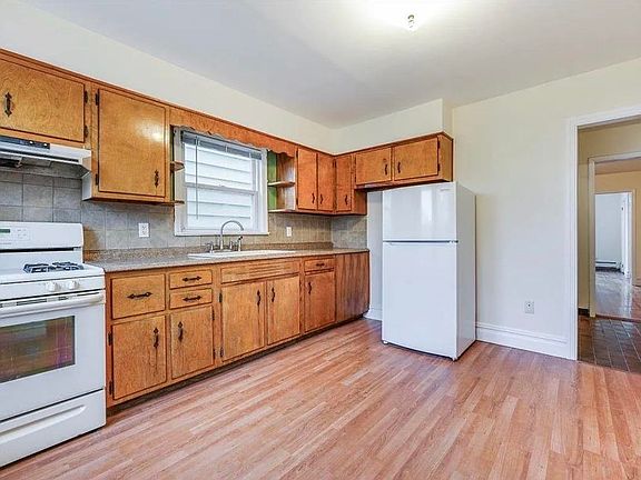 4th image of 19 Hawthorne Ave #1