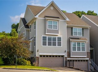 2202 Hawthorn Way, New Windsor, NY 12553