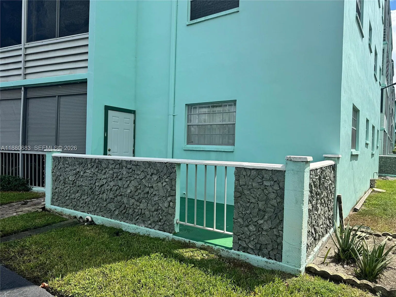Emerald Condo — Photo 2