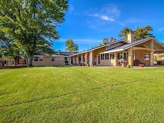 3rd image of 170 Twin Ponds Ln