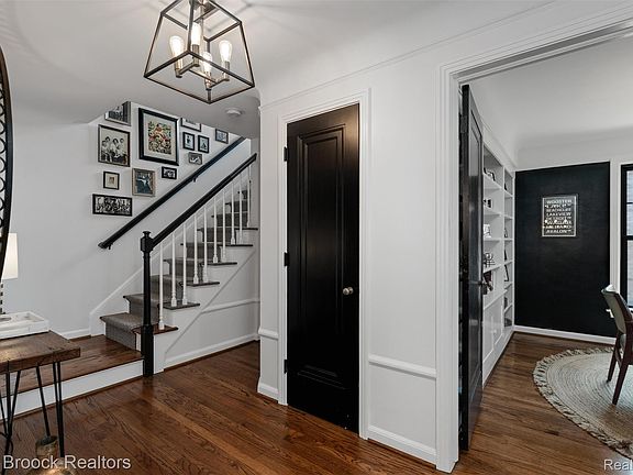 5th image of 127 Elm Park Ave