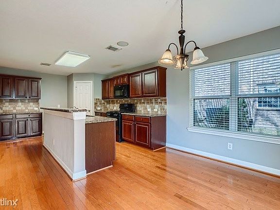 5th image of 17914 Royal Gate Ln