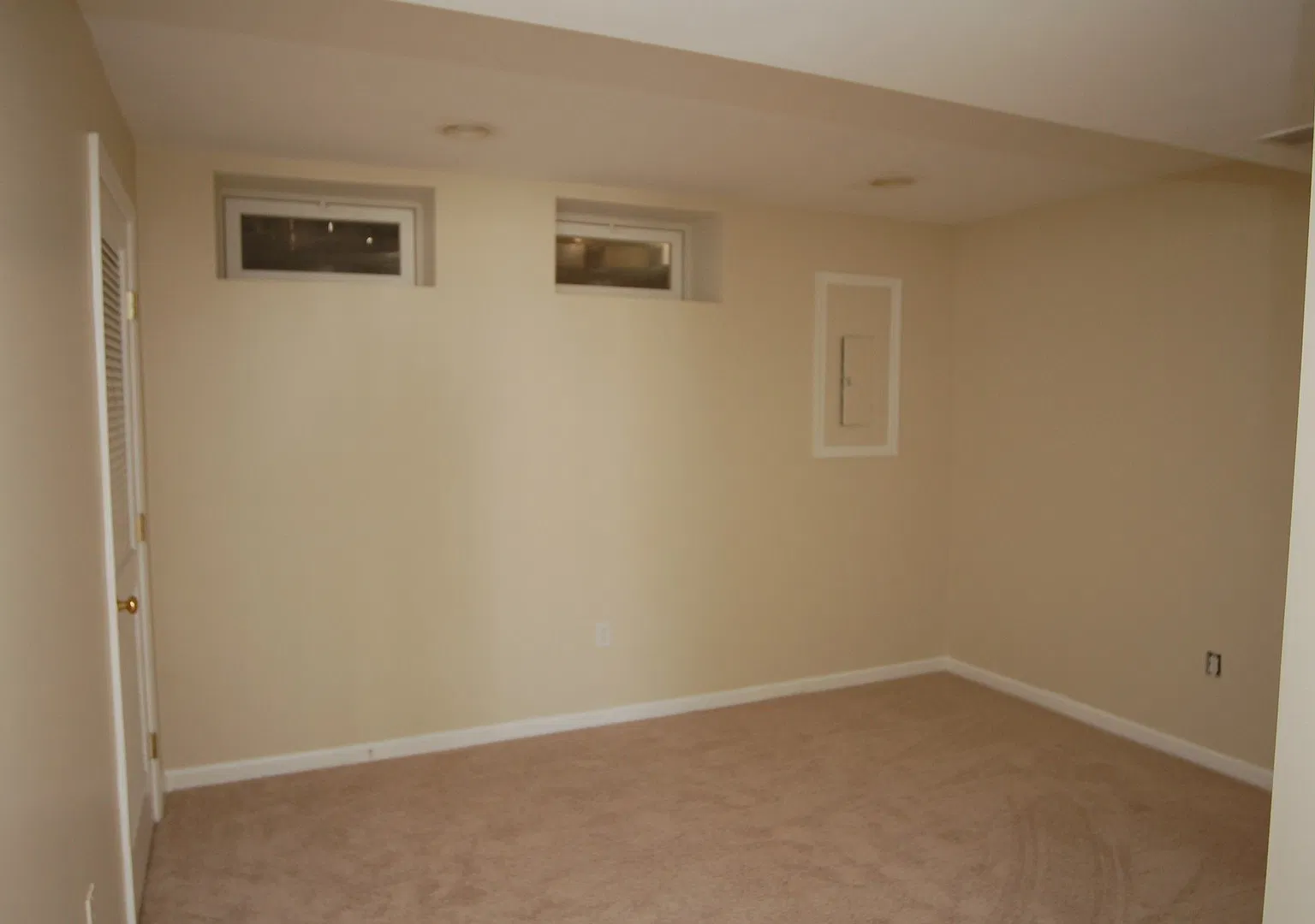 Town Home with Attached Garage — Photo 3