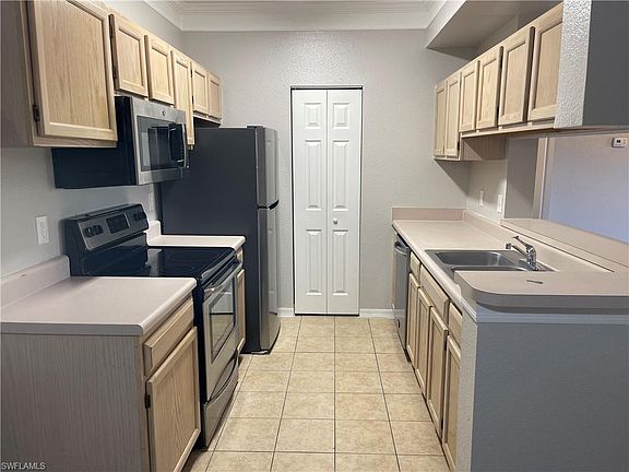 4th image of 11521 Villa Grand #906