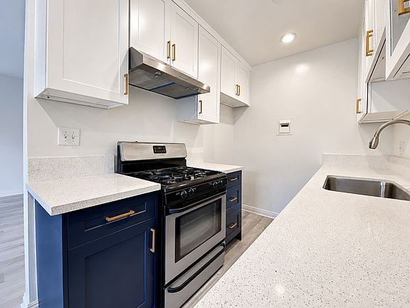 5th image of 450 Riverdale Dr #9