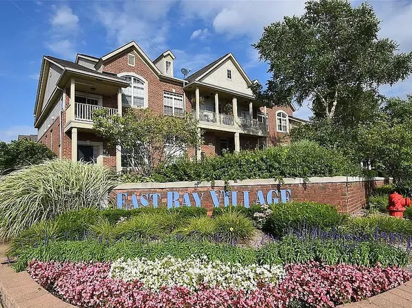 527 Red Oak Ct #1, Walled Lake, MI 48390