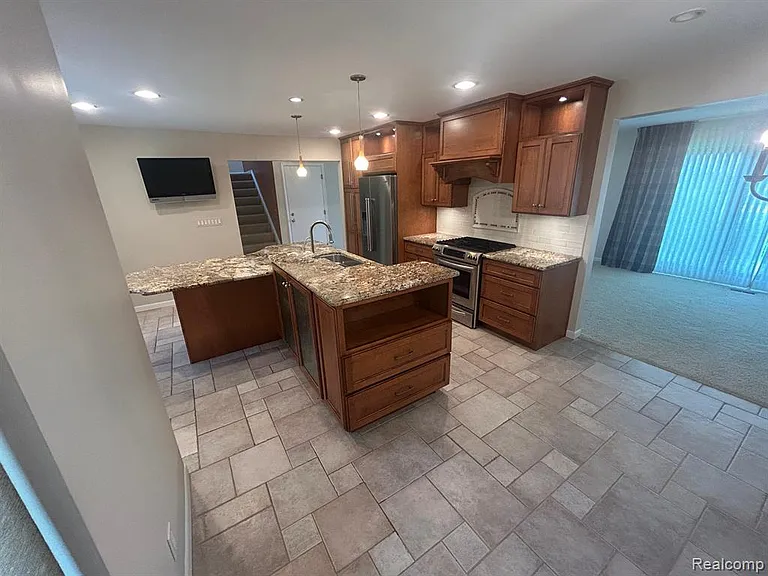 24915 Lakeland St — Photo 6