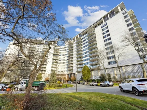 1 Claridge Dr #808, Verona Twp., NJ 07044