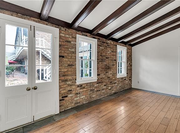 3rd image of 527 Burgundy St #1