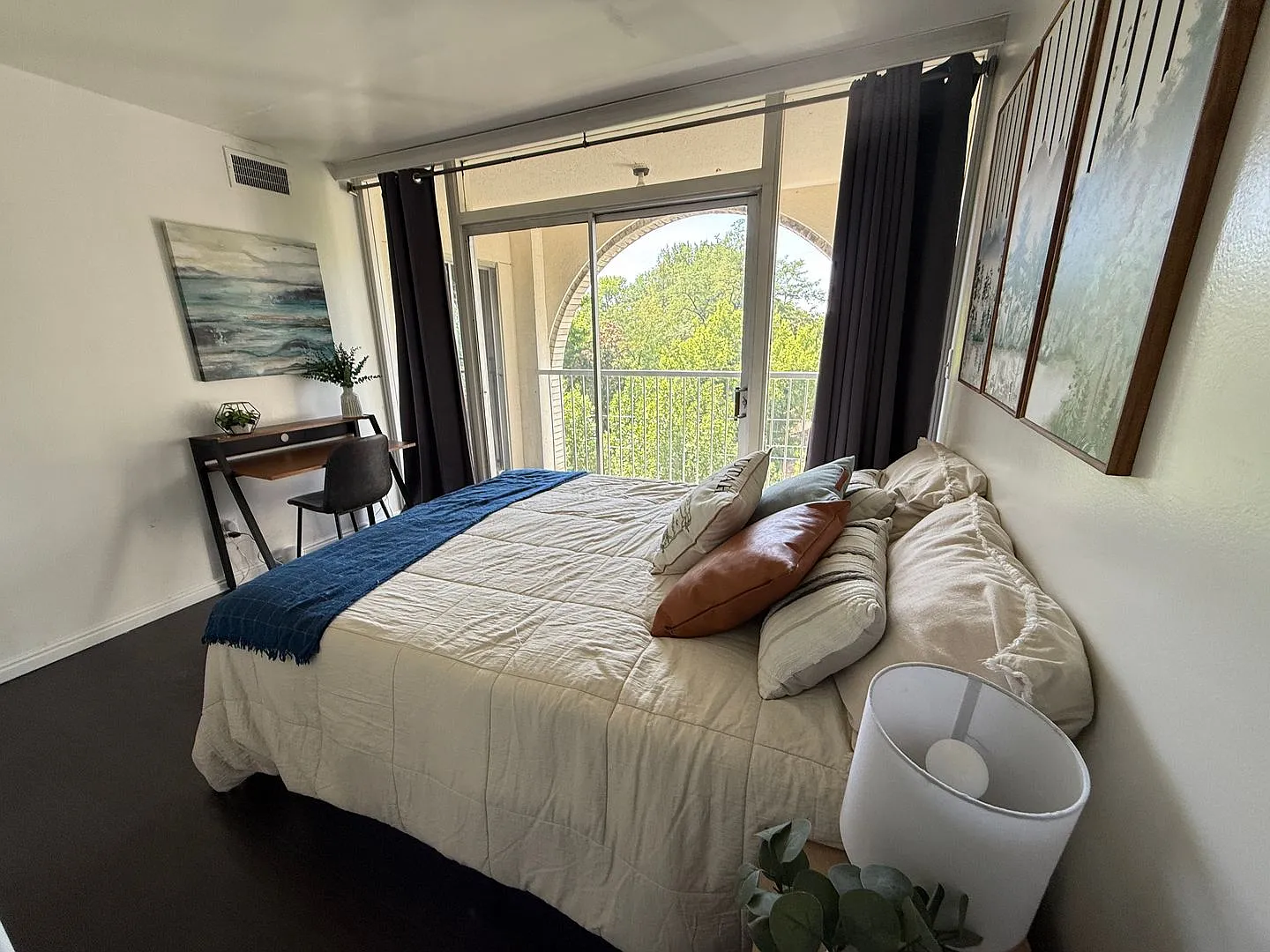 Spacious Modern-Style Furnished Private Guy Room Floor to Ceiling windows - 3 block from U campus — Photo 2