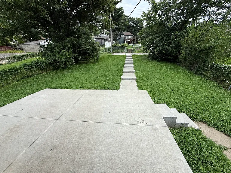 2105 Dewey Ave — Photo 2