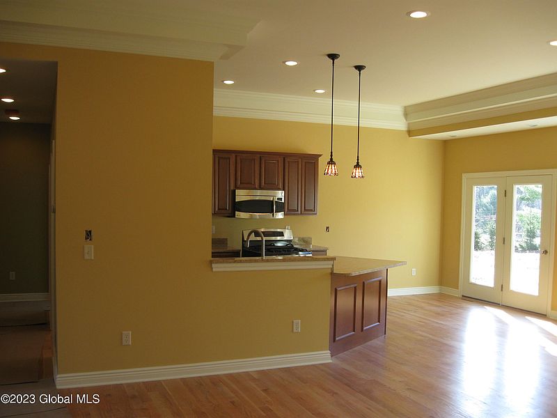 4th image of 7 Pointe Drive