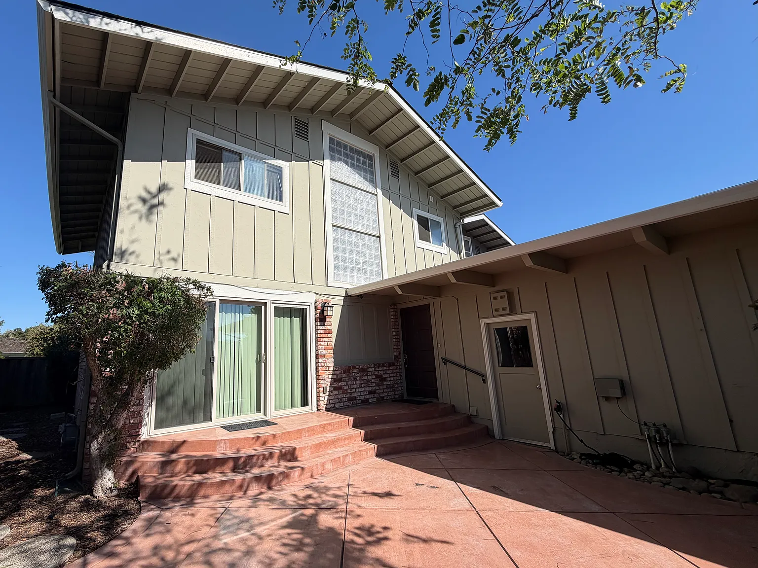 3 bed, 2.5 bath, 1484 sqft, $4,100 — Photo 2