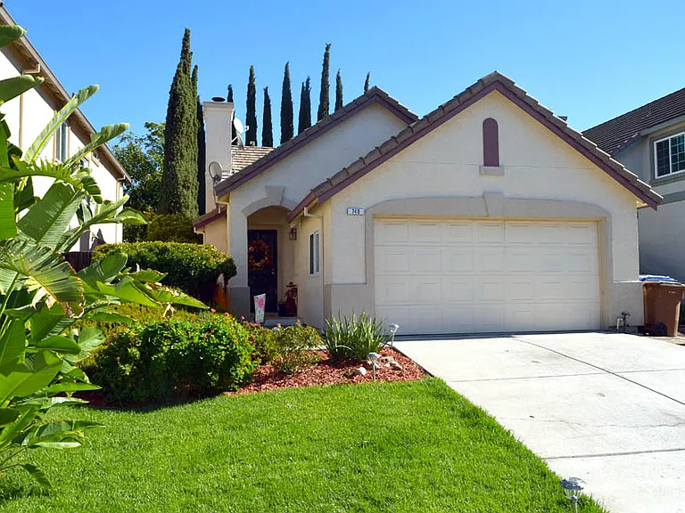 740 Crossridge Ct — Photo 1