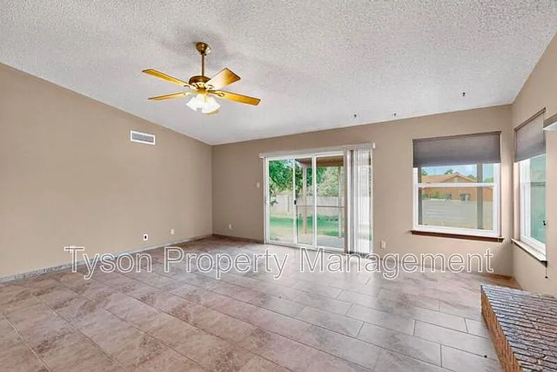 3 bed, 2.0 bath, 1352 sqft, $1,995 — Photo 4