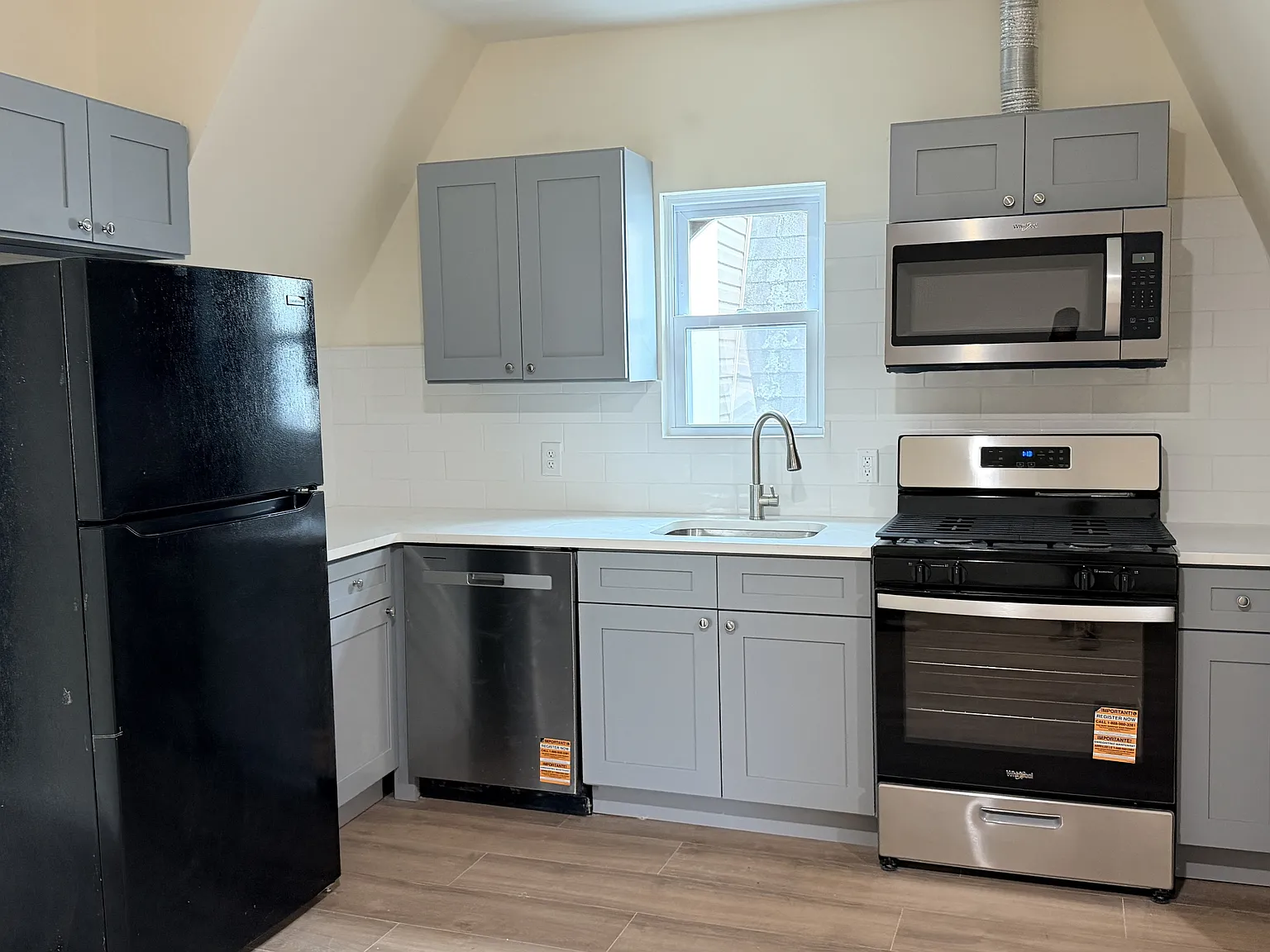 323 Amherst St - 3 — Photo 2