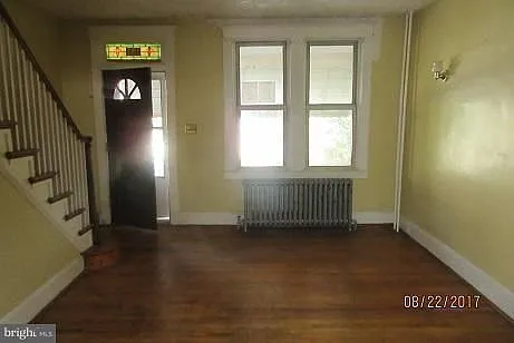 Spacious 3 BD / 2 BA Updated Townhouse with Off-Street Parking & Yard! — Photo 4