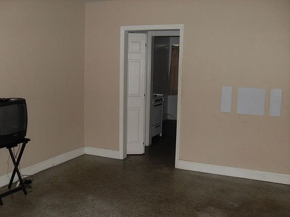3rd image of 16 S H St APT 2