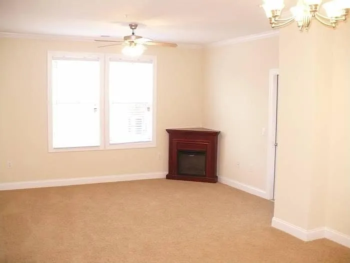 2810 Bedford Green Dr — Photo 3