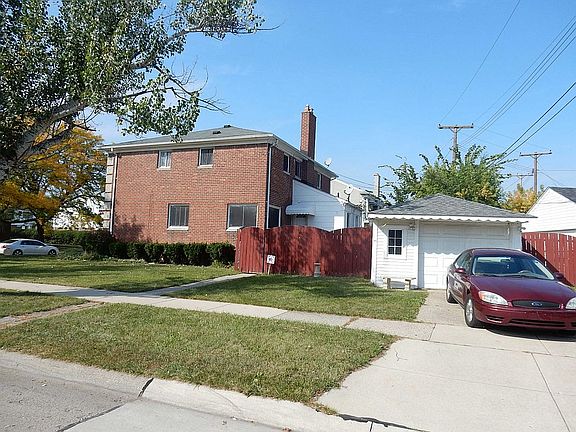 3rd image of 26050 Pinehurst St