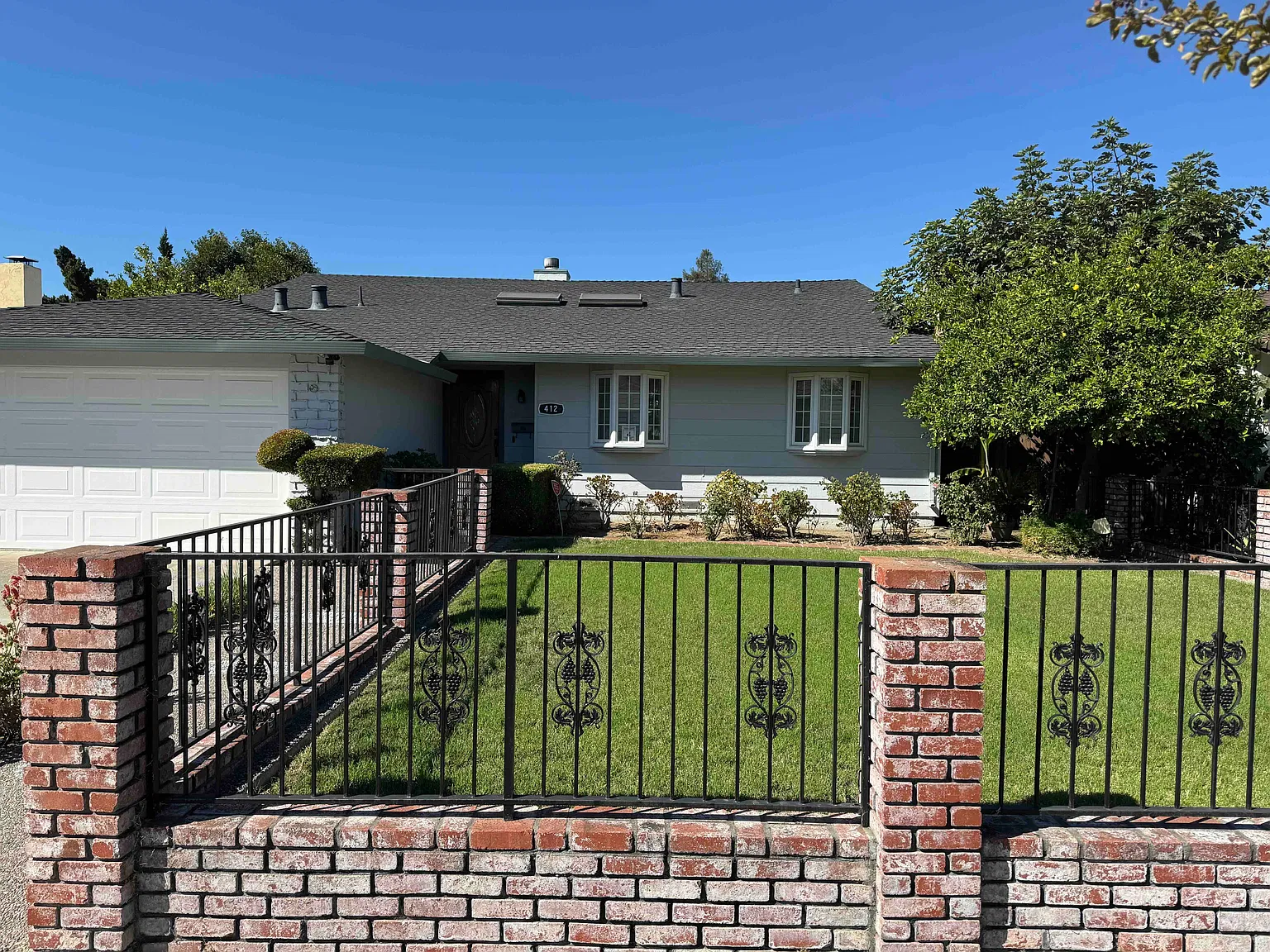 Large Single Family Home In Quite Neighborhood 3-bed, 2-ba — Photo 2