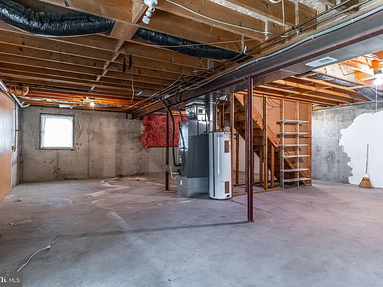 121 Nottingham Ct — Photo 41