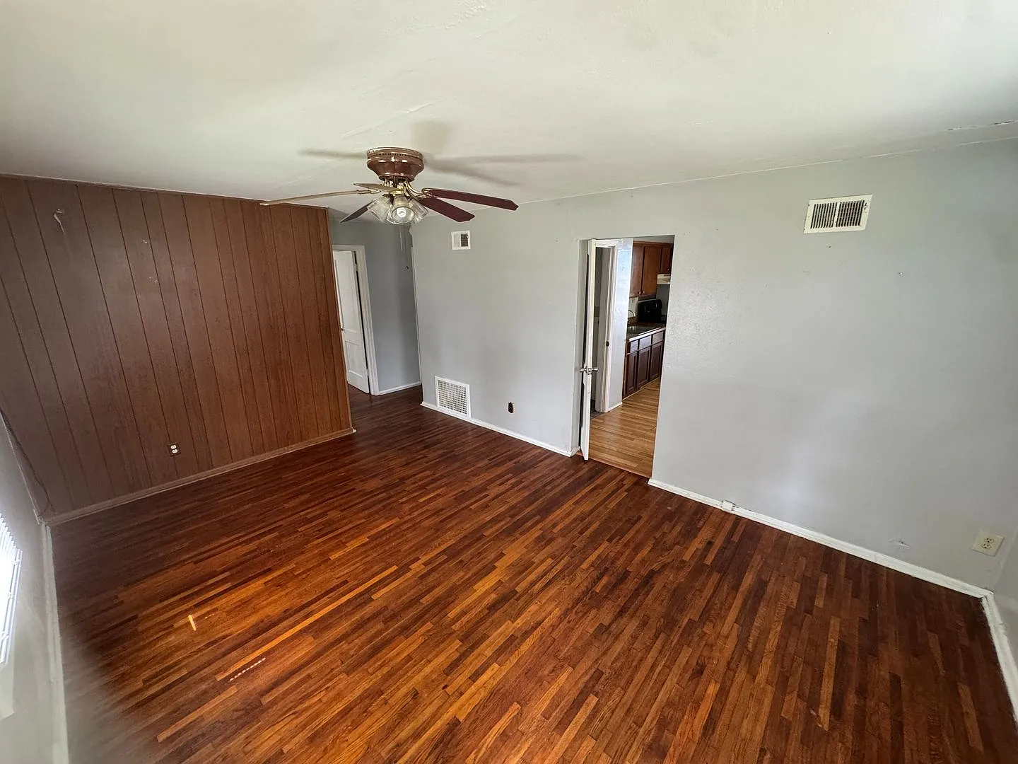 2 Bedroom House in Peoria Hardwood Floors Throughout, Yard & Off-Street Parking, Section 8 Welcome — Photo 3
