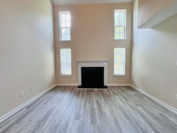 4th image of 326 Robyns Glen Cir