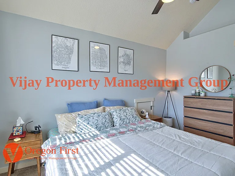 825 NE Wheelock Pl — Photo 24