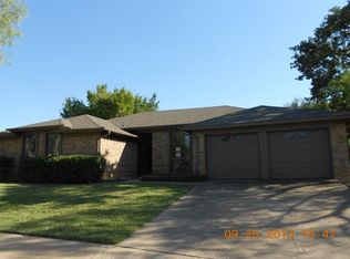 1136 Woodvale Dr, Bedford, TX 76021
