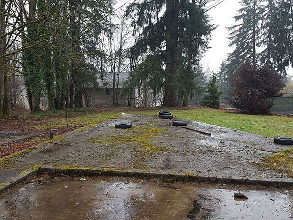 4th image of 823 NW Pacific Hwy