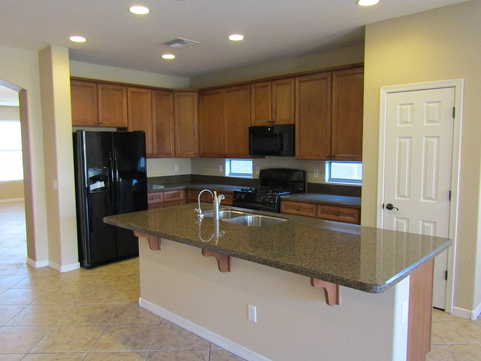 4 bed, 1989 sqft, $2,100 — Photo 2
