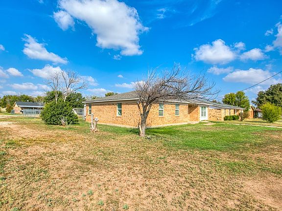 4th image of 1008 Country Club Rd